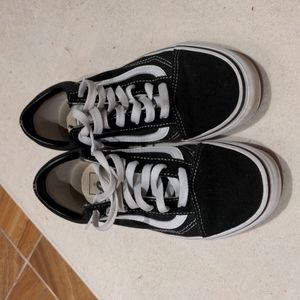 On-trend Vans Old Skool black sz 6/7.5